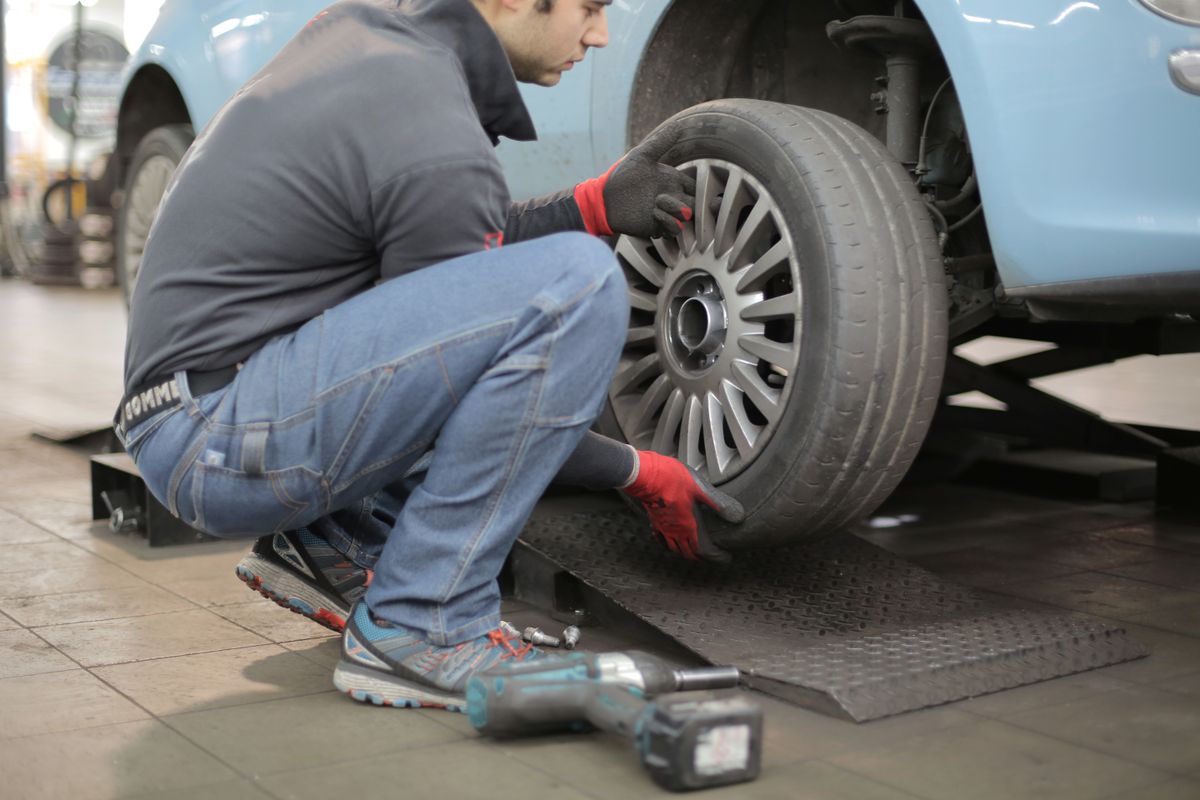 Reifenwechsel an einem Fahrzeug in der Werkstatt