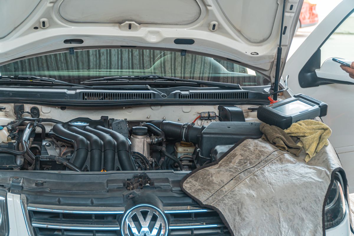 Motorraum eines Fahrzeugs während einer Reparatur in der Werkstatt